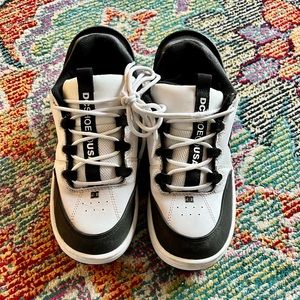 DC Youth syntax leather sneaker. Size 6.5 (women’s size)